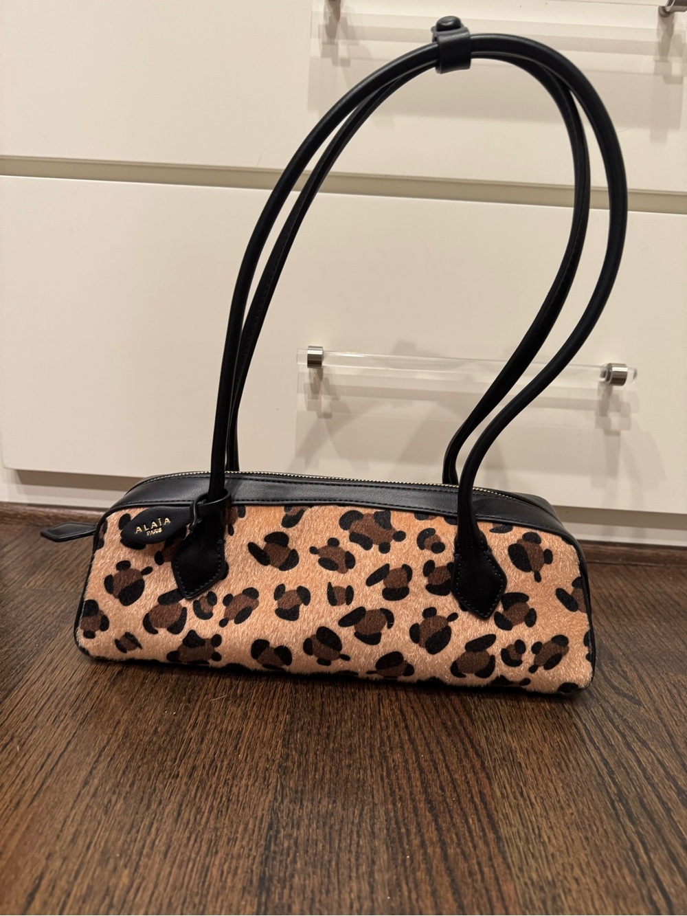 Black Strap Leopard Print Women’s Shoulder Bag - Picture 4 of 9